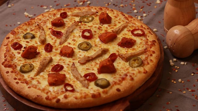 18" Spicy Chicken Pizza.