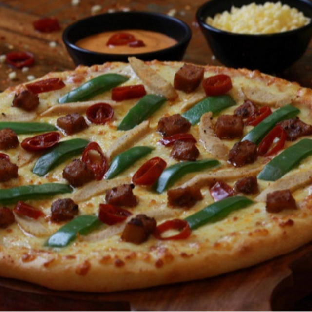 18" Korma Chicken Pizza.