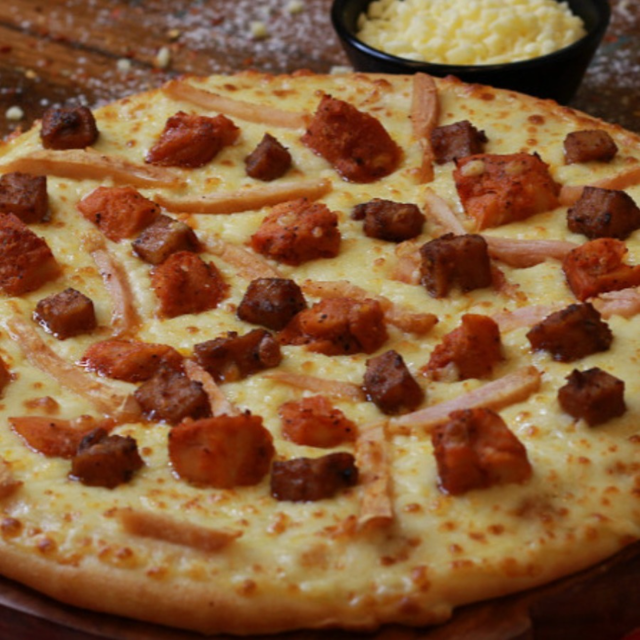 12" La Pino’z Chicken Pizza.