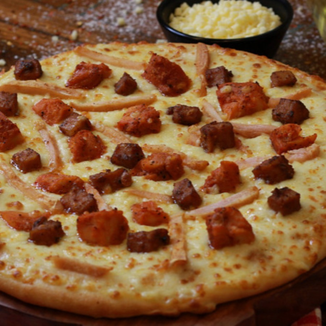 18" La Pino’z Chicken Pizza.