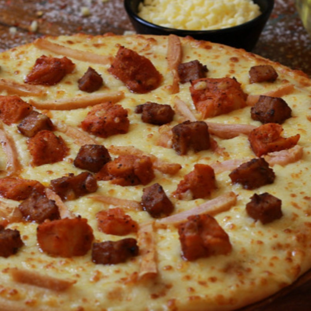 12" La Pino’z Chicken Pizza.