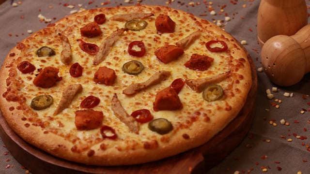 12" Spicy Chicken Pizza.