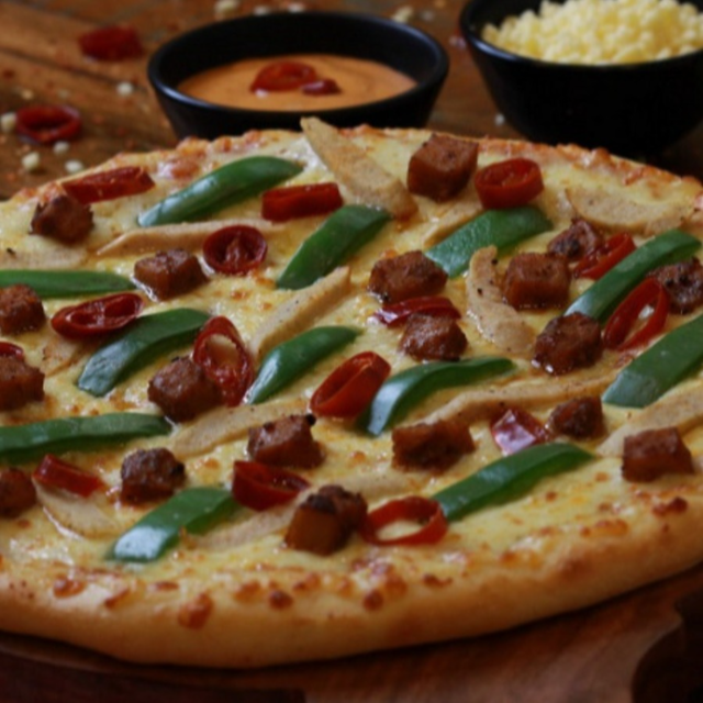 15" Korma Chicken Pizza.