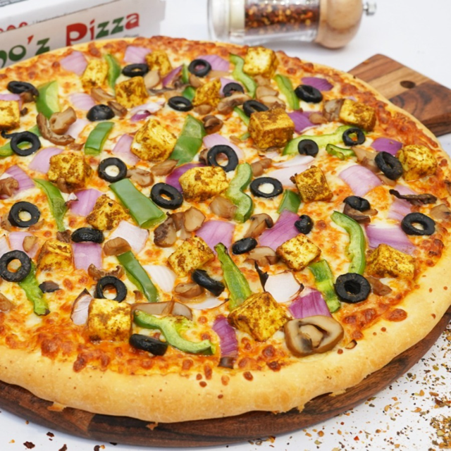 18" La Pino'z Paneer Pizza.