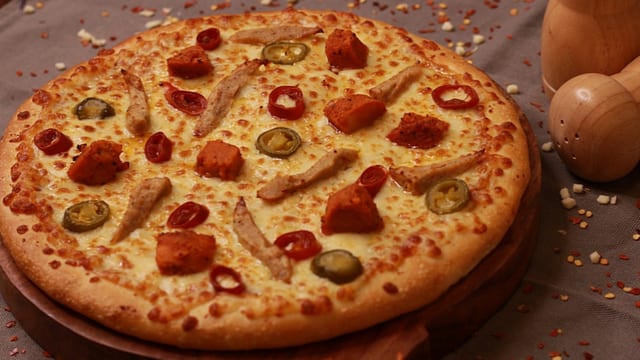 15" Spicy Chicken Pizza.