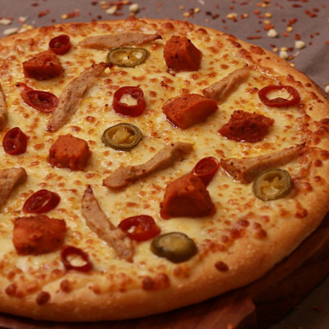 18" Spicy Chicken Pizza.